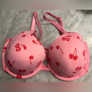 NWT!PINK WEAR EVERYWHERE
Lightly lined T-SHIRT BRA 36DD! Cute Pink/Cherry print!